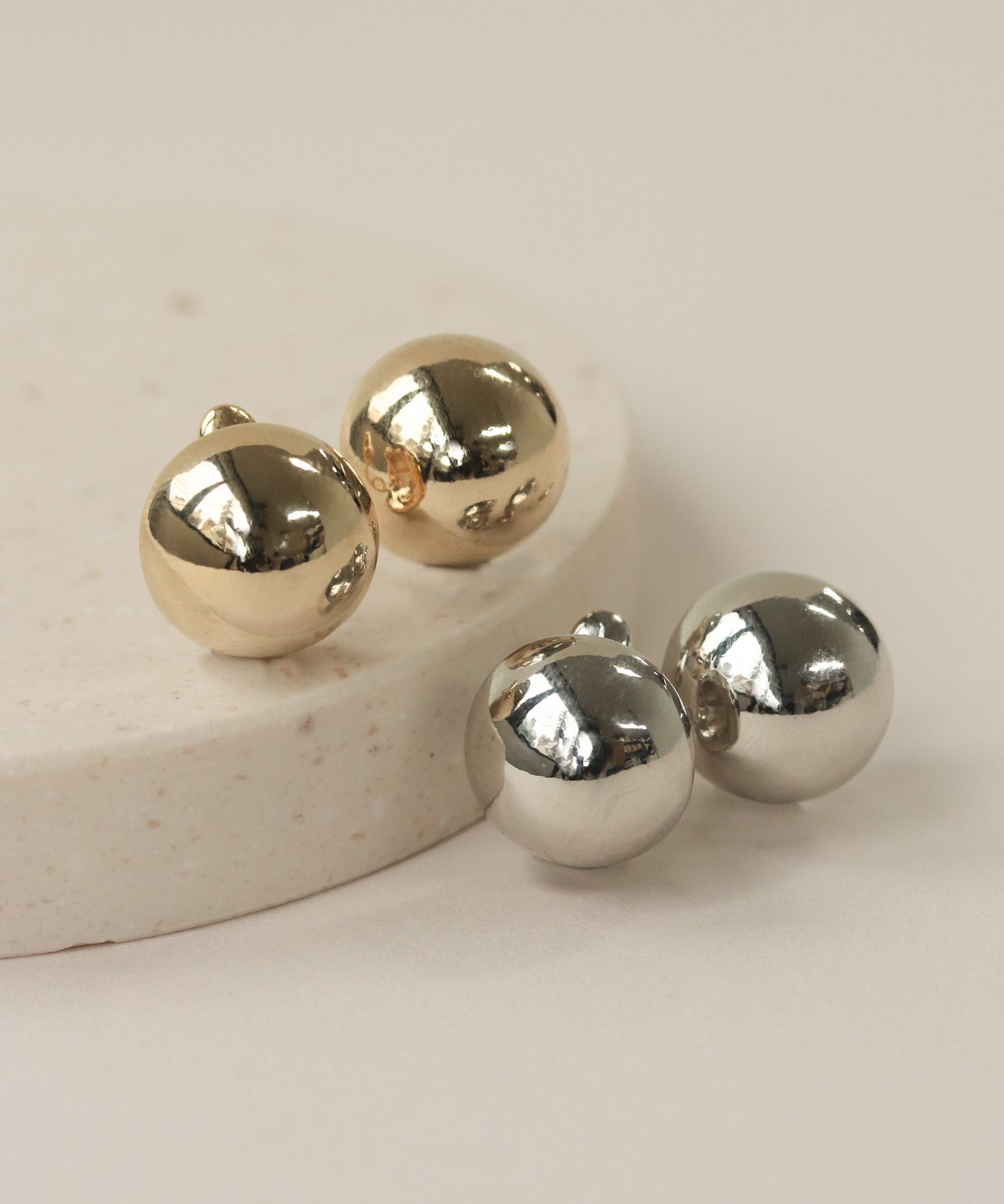 【MISSOMA】ストーン ドーム ミニ フープ イヤリング Missoma 18ct Gold-Plated Mini Pyramid Charm Hoop Earrings