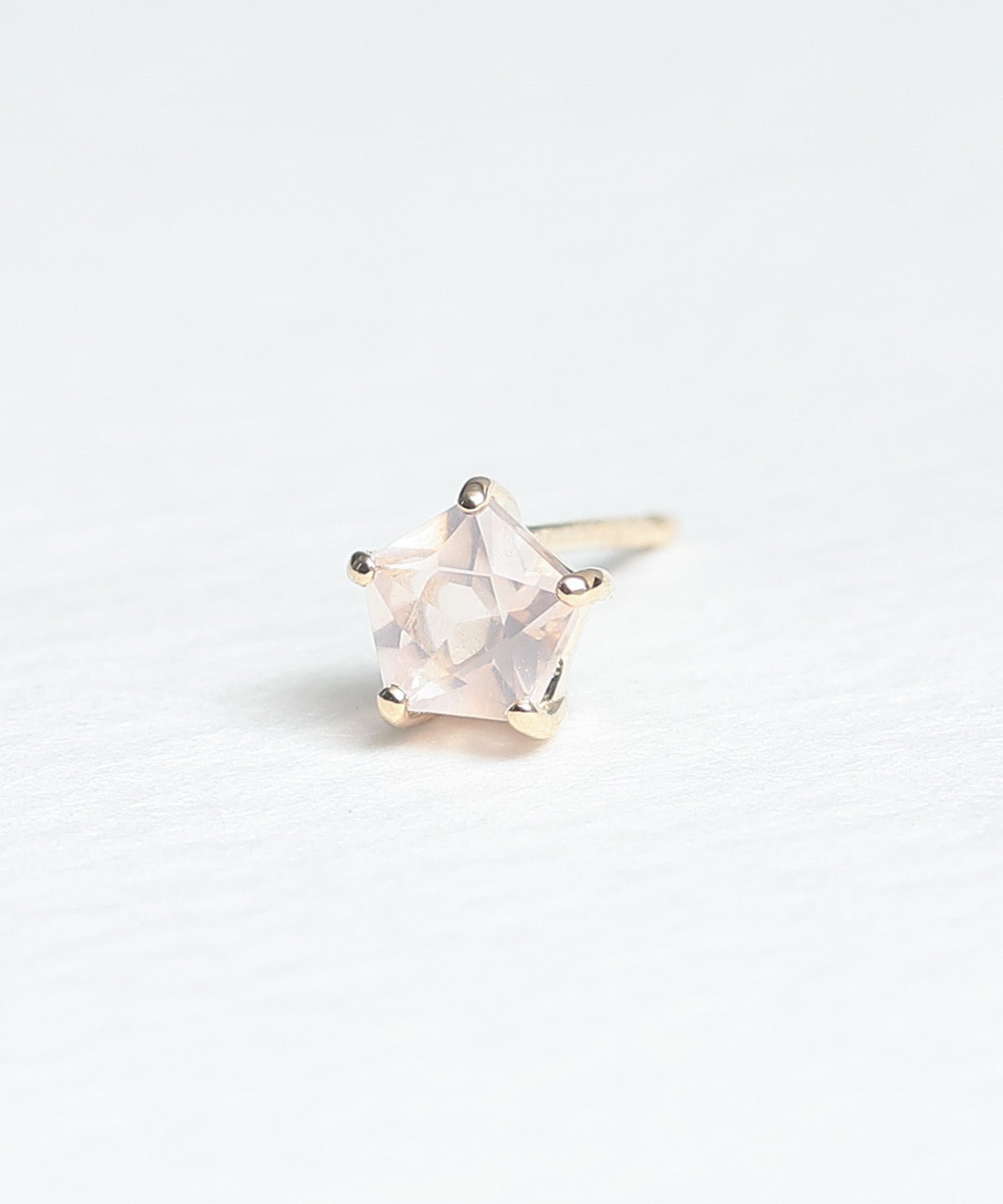 petit joie K10 ペンタゴンカット スタッドピアス 1P – NOIR DE